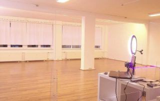 Blick in den Saal und auf einen Teil unserer Technik - viel Platz zum Tanzen und Online-Teilnahme möglich!