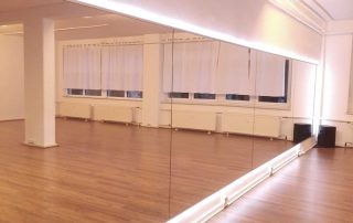 9m Spiegelwand, damit du dich und die Dozentin jederzeit sehen kannst