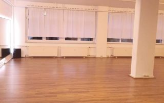 Blick den Saal: Sichtschutz, ausreichend Licht und ein zum Tanzen angenehmer Boden