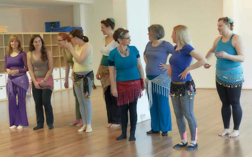 Wie erstelle ich eine Choreografie - fragender in die Runde - Foto: Sabuas Lichtraum
