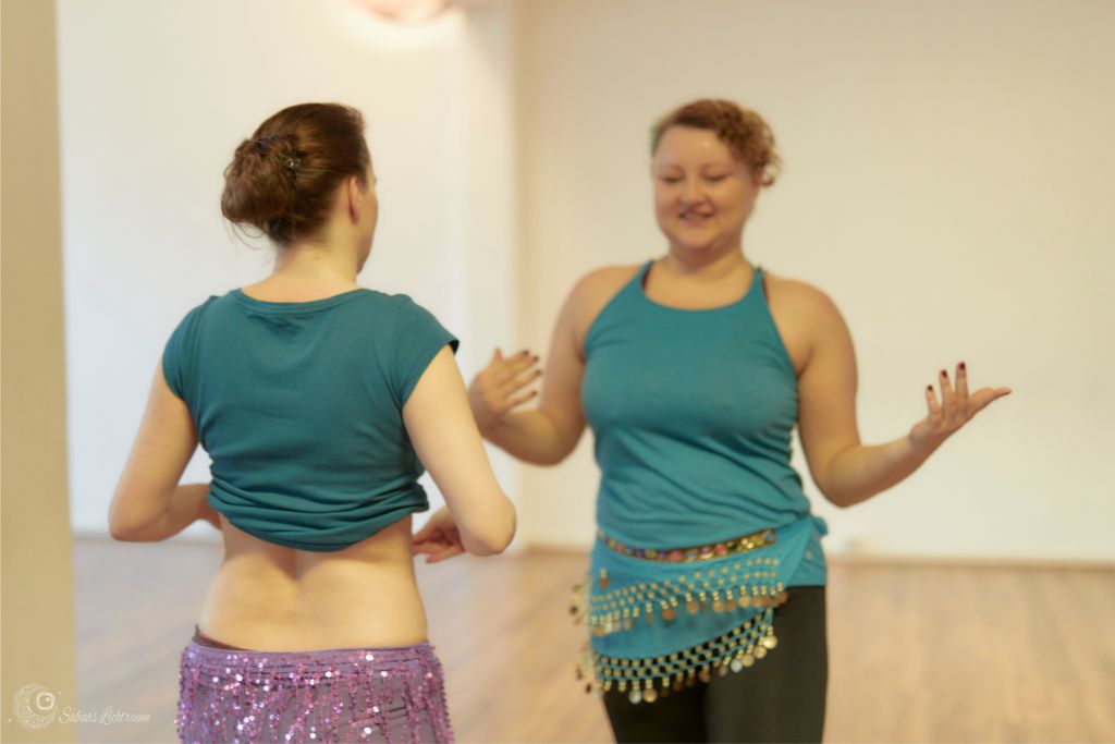 individuell fördernd - OT pur - Move your Belly - in Frankfurt & online - Foto: Sabuas Lichtraum
